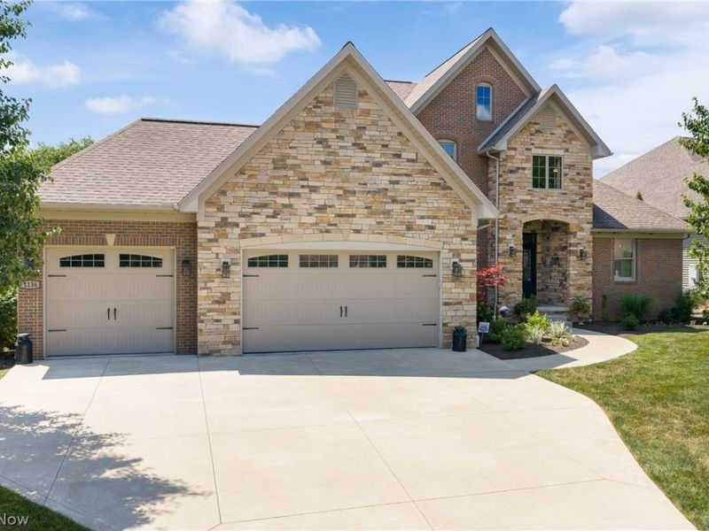 1136 Laurel Green Drive NE, North Canton, OH 44720 Photo 2