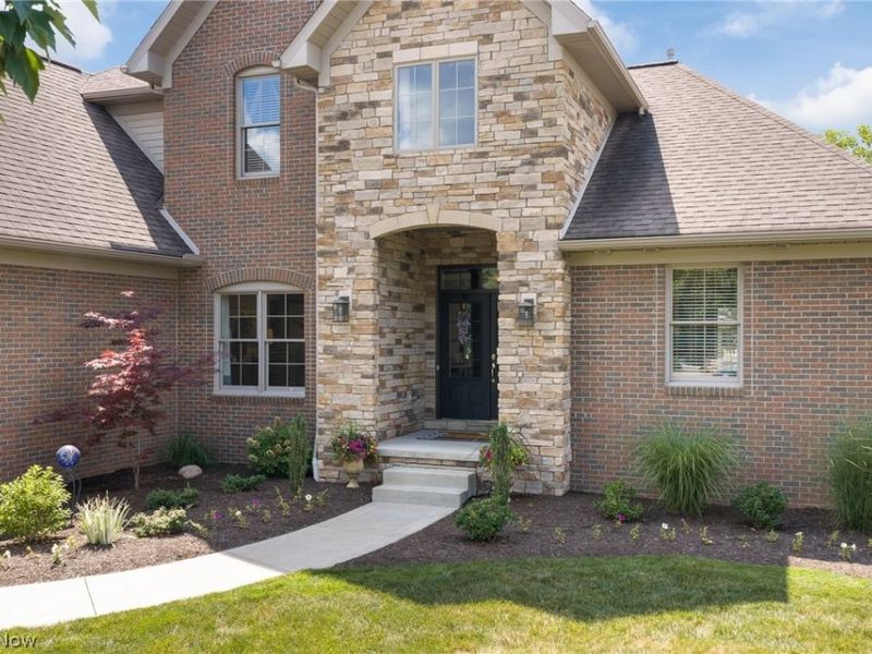 1136 Laurel Green Drive NE, North Canton, OH 44720 Photo 3