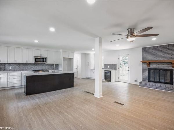 1944 Lashley Court , Snellville, GA 30078