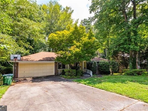 2761 Brackenwood Drive, Snellville, GA 30039
