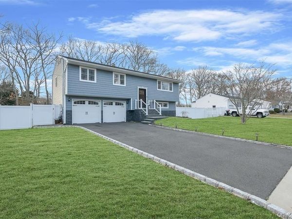 10 Shenandoah Boulevard, Port Jefferson Station, NY 11776