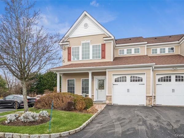 22 Meadow Court , Oakdale, NY 11769