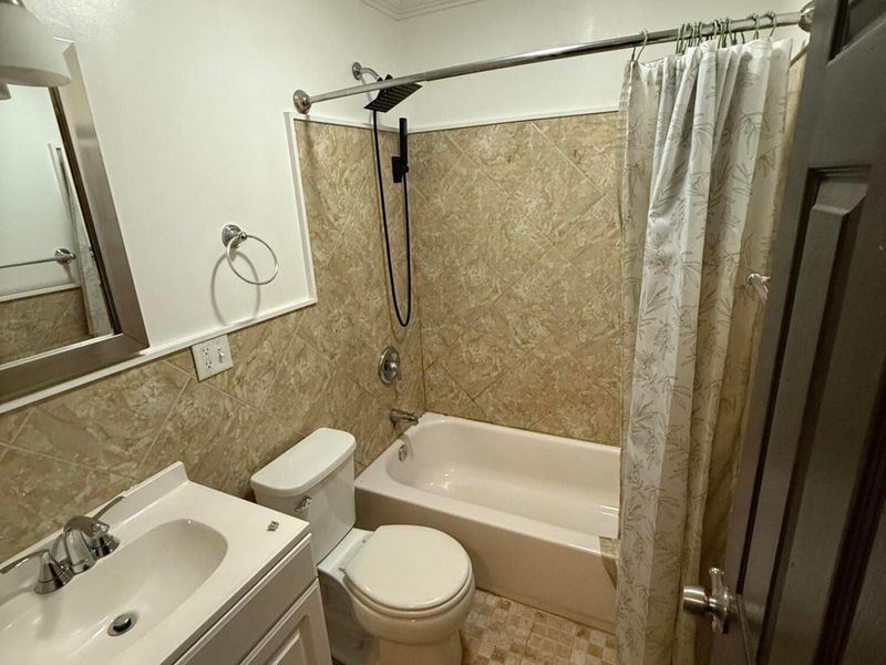 4006 Halsey , Columbus, OH 43228 Photo 5