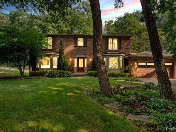 2768 Homewood Drive, Troy, Mi 48098