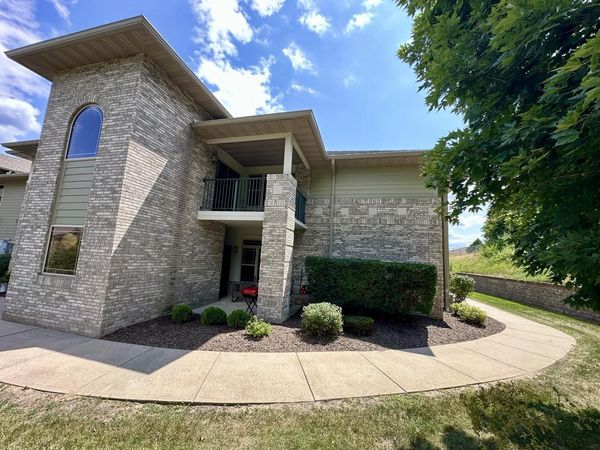 470 N Silverbrook DRIVE, Unit 202, West Bend, WI 53090