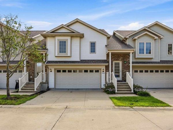 1064 Sunny Side Dr, North Liberty, IA 52317