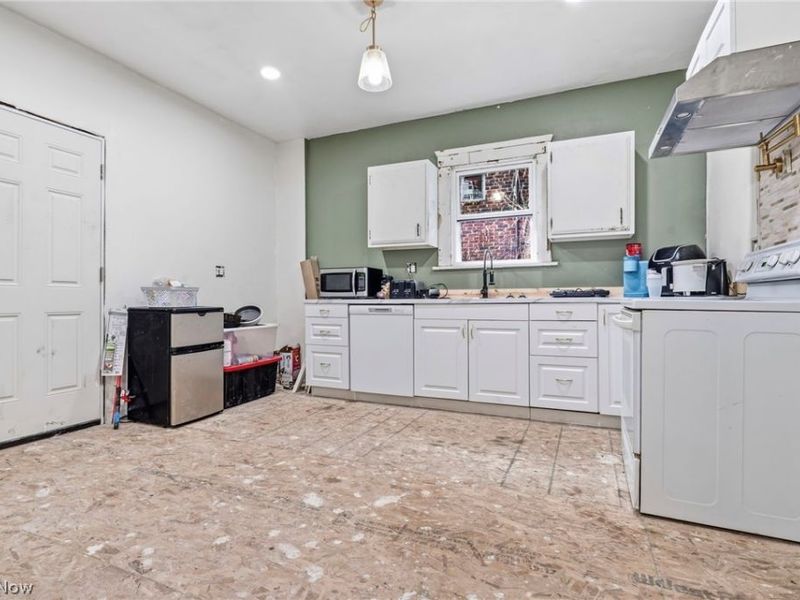 105 W Harrison Street, Alliance, OH 44601 Photo 9