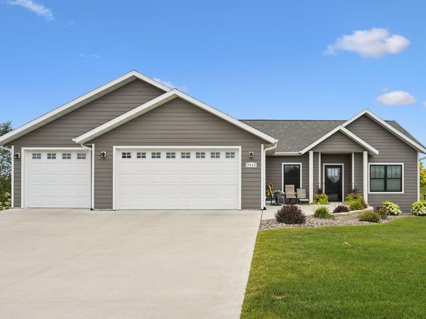 2413 Red Oak Road, Decorah, IA 52101