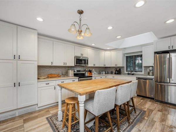 382 Greenbelt Parkway , Holtsville, NY 11742