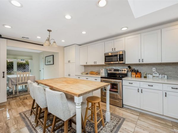 382 Greenbelt Parkway , Holtsville, NY 11742