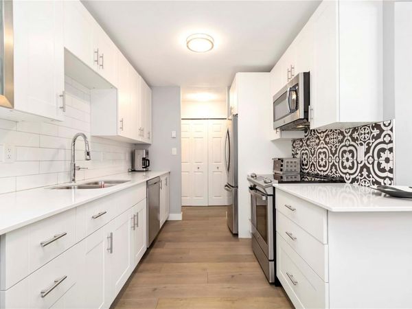 9945 Fifth St, Unit #203, Sidney, BC V8L 2X6