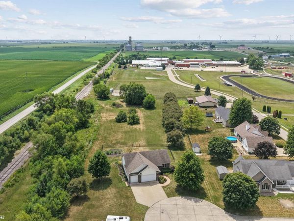 304 E Oak Circle, New Sharon, IA 50207