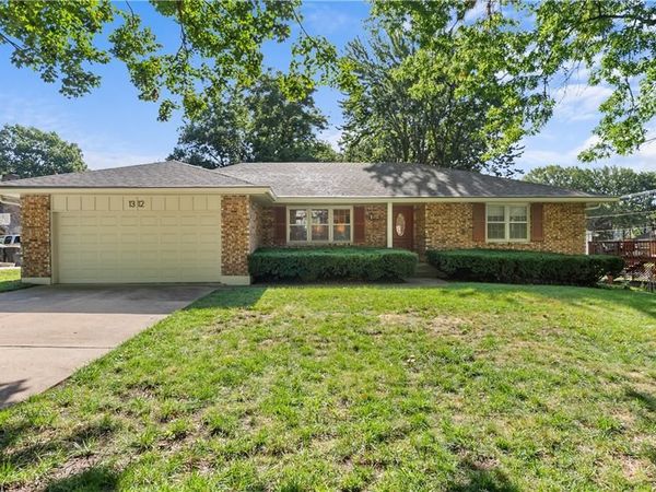 1312 SW Sunrise Drive, Blue Springs, MO 64015