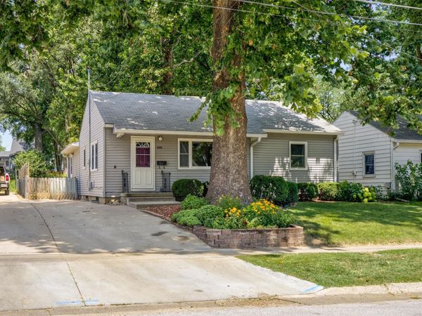6105 Crown Lane, Des Moines, IA 50311
