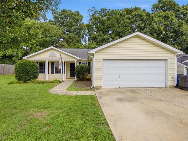 467 Bedford Knoll Drive , Winston-Salem, NC 27107
