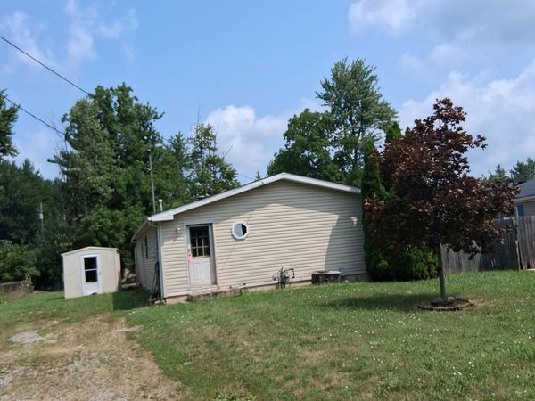 1022 Davis , Adrian, MI 49221