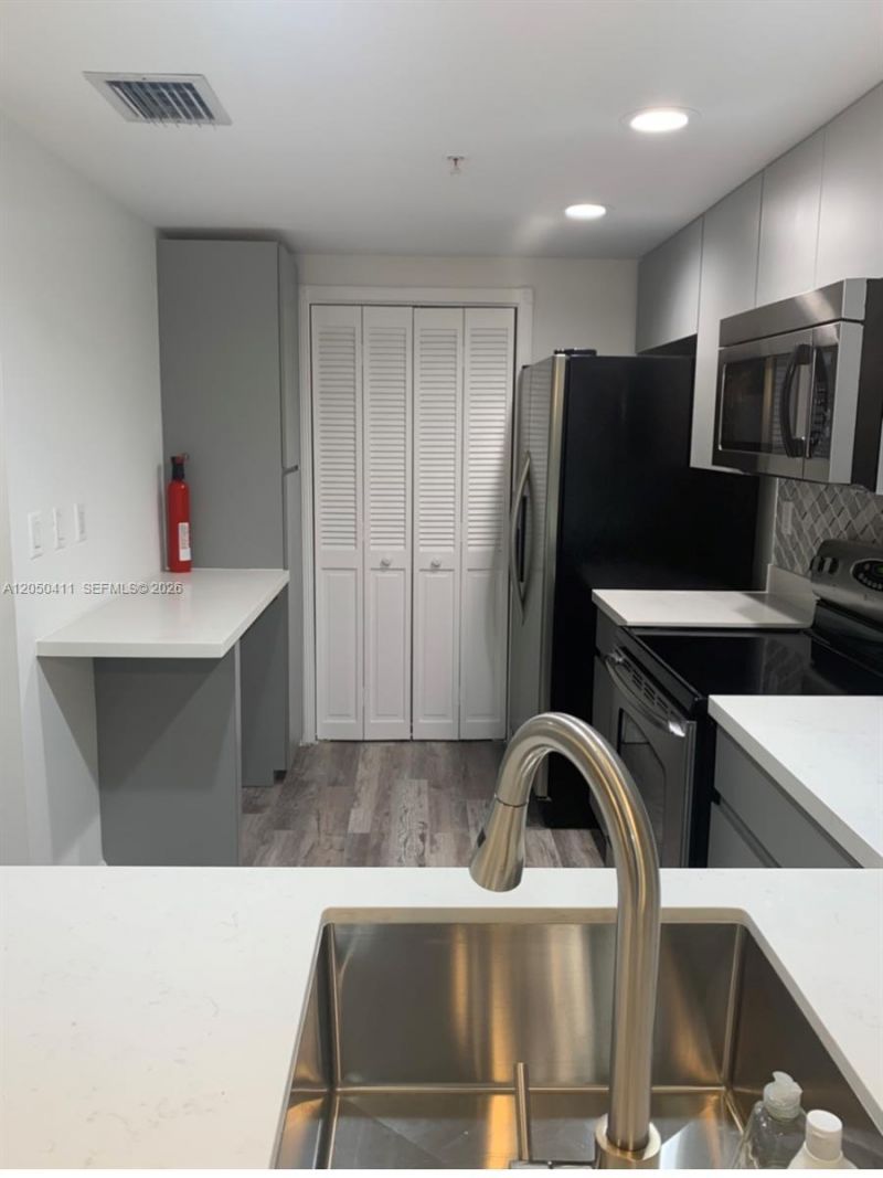 323 Navarre Ave, Unit 203, Coral Gables, FL 33134 Photo