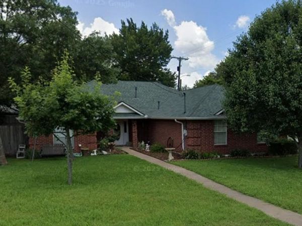 301 South Circle , Grandview, TX 76050