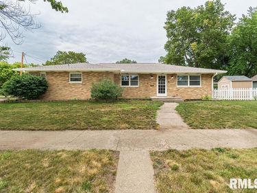 900 S 4TH Street, Pekin, IL 61554