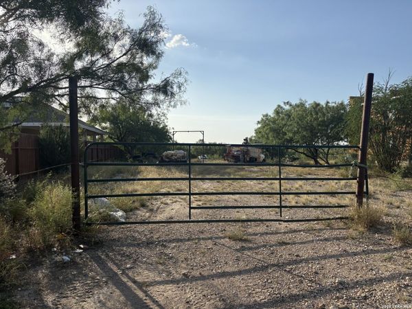 862 WAGON WHEEL RD, Eagle Pass, TX 78852