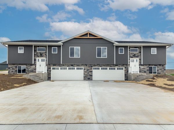 275 Bierman Road, Epworth, IA 52045