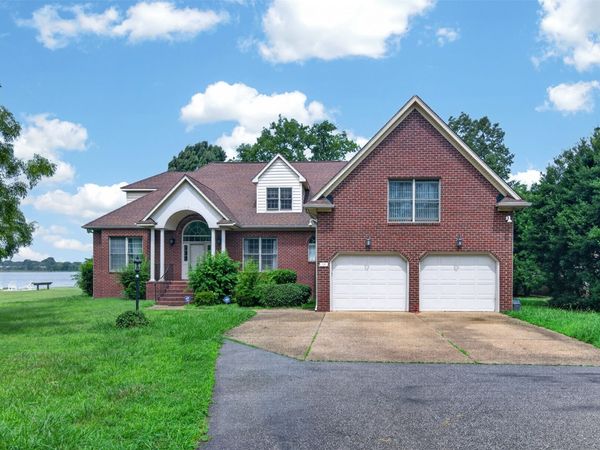19 Hampshire Drive , Hampton, VA 23669