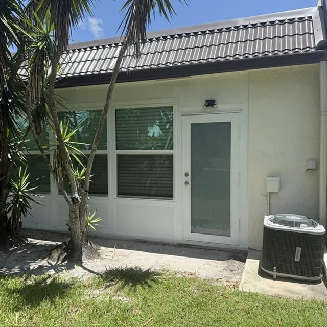 197 Lake Susan Lane, West Palm Beach, FL 33411 Photo