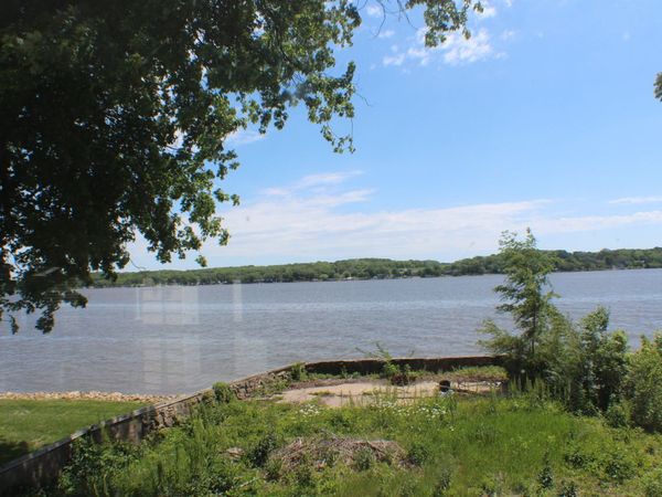 22757 Great River Road , Le Claire, IA 52753
