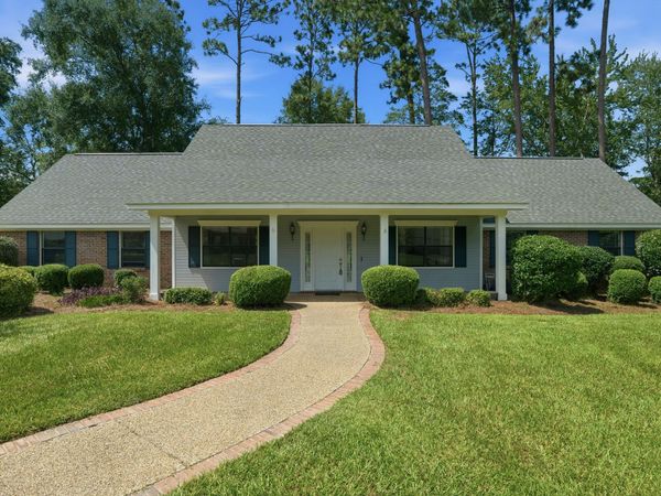 105 Merianne Dr., Hattiesburg, MS 39402