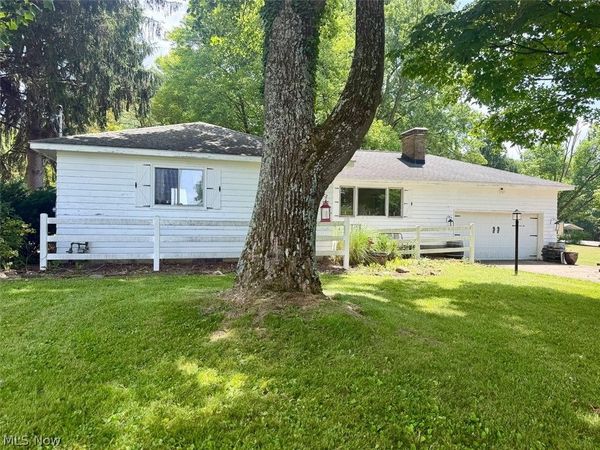 2597 Seifert Lewis Road , Hubbard, OH 44425