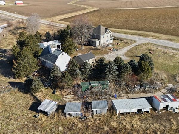 2292 Highway V18 , Clutier, IA 52217