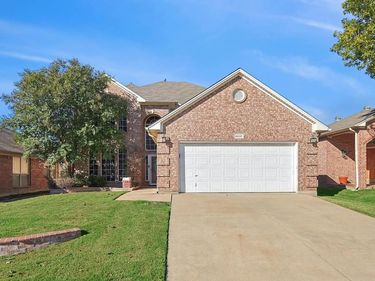 8837 Sunset Trace Drive, Fort Worth, TX 76244