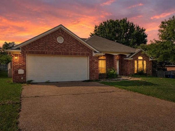 608 Pebble Creek Drive, Hewitt, TX 76643