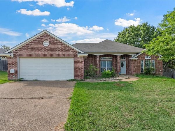 608 Pebble Creek Drive , Hewitt, TX 76643