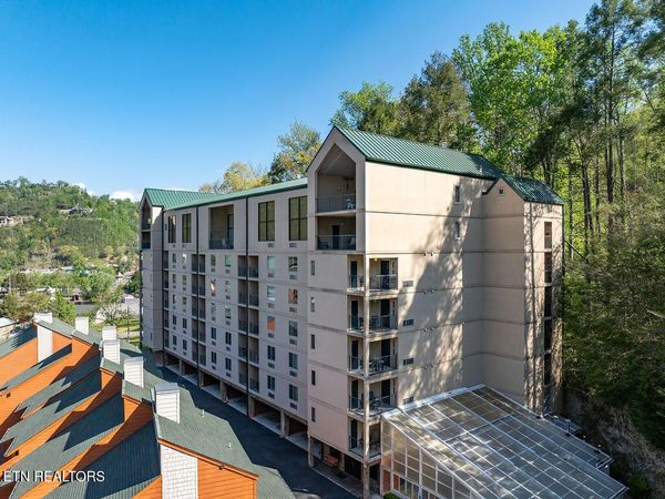 413 Baskins Creek Rd, Gatlinburg, TN 37738