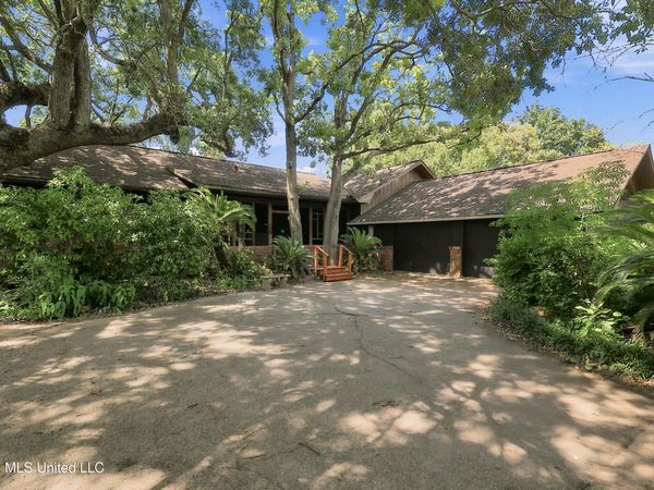 1511 Pawnee Street, Pascagoula, MS 39581