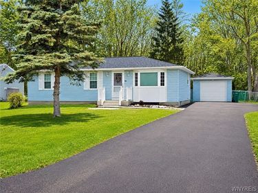 5576 Birchwood Dr, Lake View, NY 14085