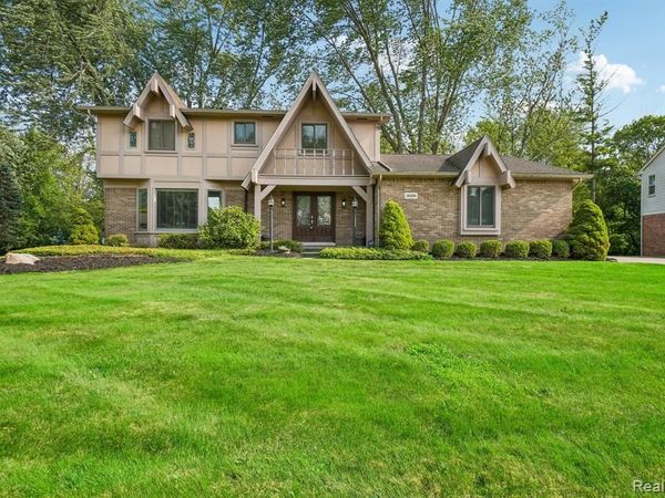 36339 Parklane Circle, Farmington Hills, MI 48335
