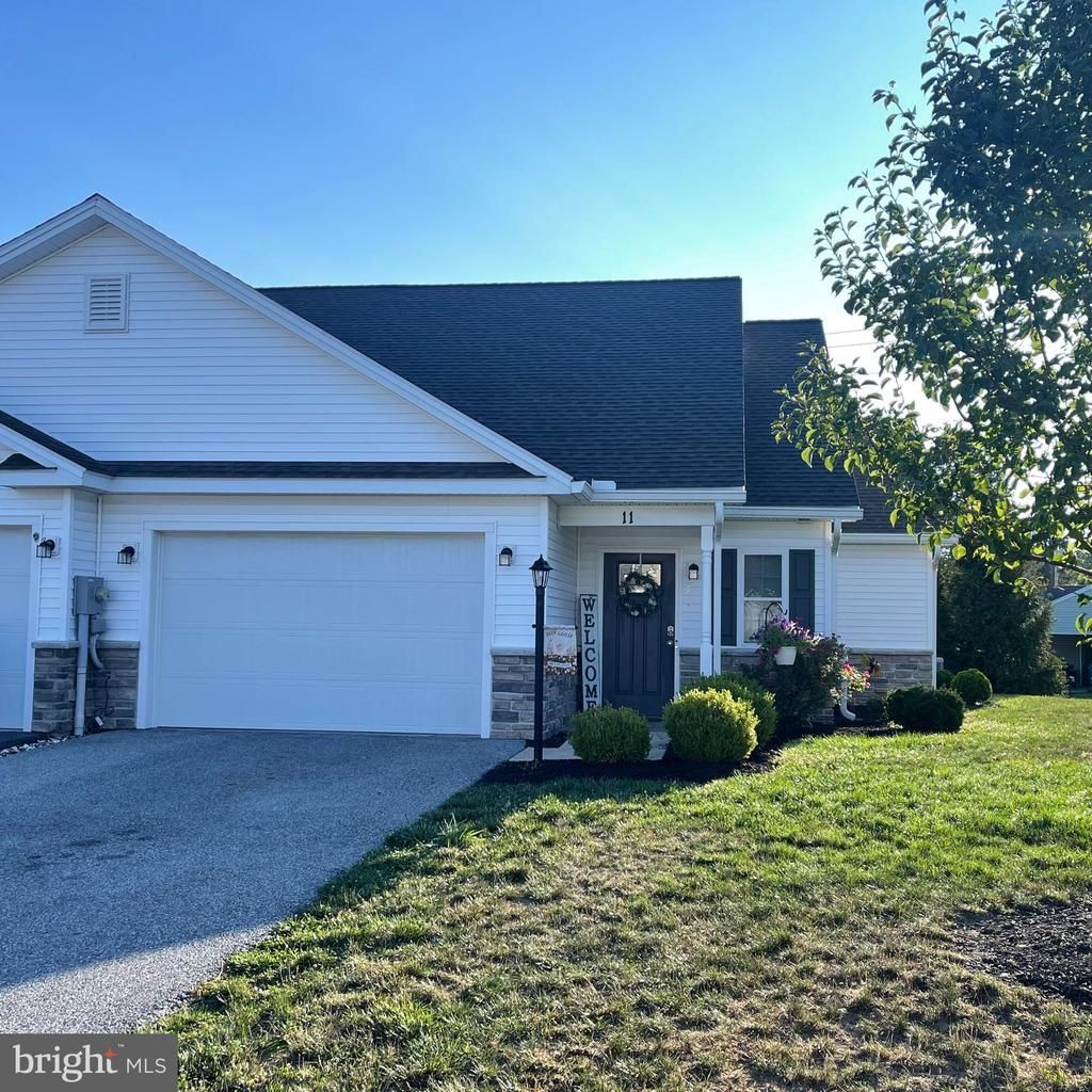 11 GROUP COURT, MOUNT HOLLY SPRINGS, PA 17065