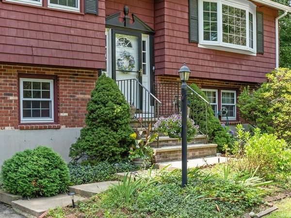 7 Meadowbrook Rd, Chelmsford, MA 01863