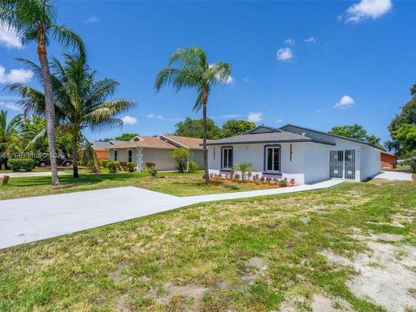 19131 NW 33rd Ct , Miami Gardens, FL 33056