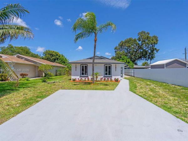 19131 NW 33rd Ct , Miami Gardens, FL 33056