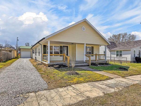 134 W College Street , Aurora, MO 65605