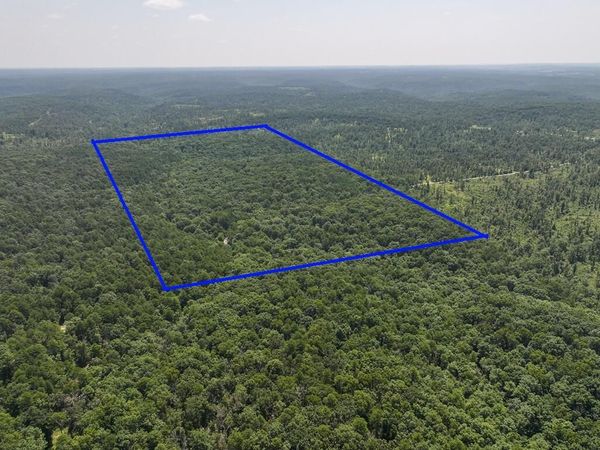 9102 Lynch Drive , Bucyrus, MO 65444