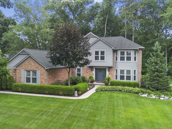 12072 Pembrooke Circle, South Lyon, MI 48178