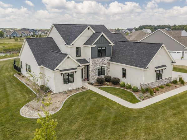 35105 Castle Rock Dr, Summit, WI 53066