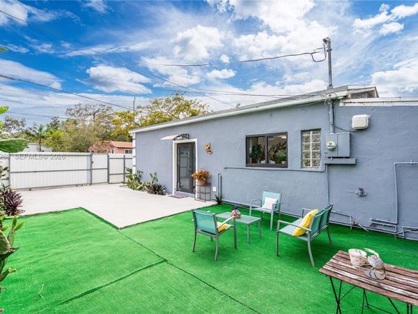 519 nw 52 st , Miami, FL 33127
