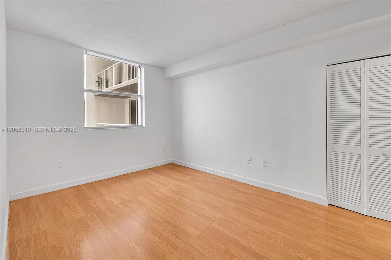1 Glen Royal Pkwy , Unit 1010, Miami, FL 33125 Photo