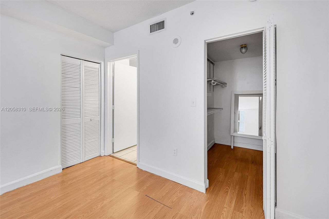 1 Glen Royal Pkwy , Unit 1010, Miami, FL 33125 Photo