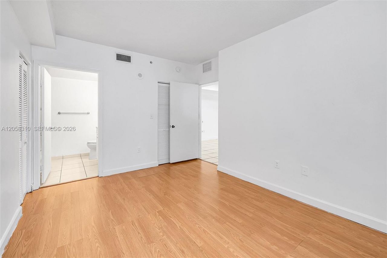 1 Glen Royal Pkwy , Unit 1010, Miami, FL 33125 Photo
